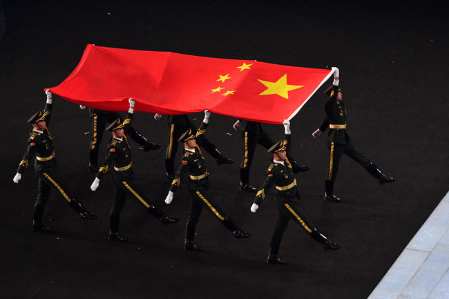 2월 4일 중국 베이징 국립경기장에서 열린 2022 베이징동계올림픽 개막식에서 중국 국기가 게양대로 옮겨지고 있다. [사진공동취재단]