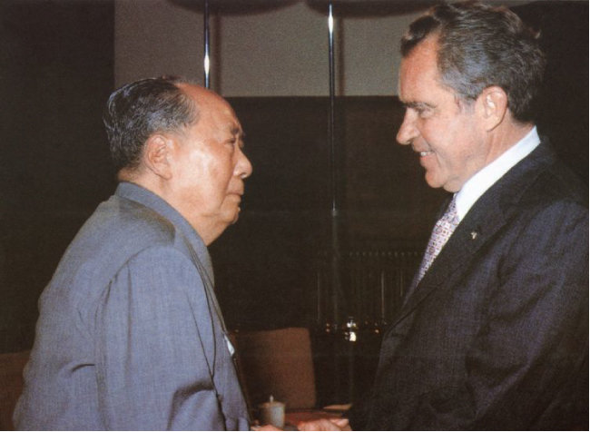 1972년 2월 21일 리처드 닉슨 미국 대통령이 마오쩌둥 중국 국가주석과 악수하고 있다. 이를 계기로 미·중은 상하이공동성명을 선언했다. [뉴리퍼블릭 웹사이트 캡처]