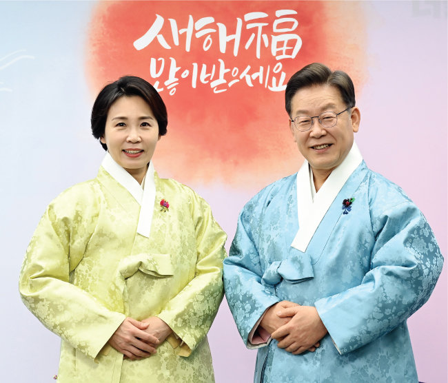 이재명 더불어민주당 대선후보(오른쪽)와 부인 김혜경 씨가 2022년 임인년 새해를 맞아 신년 인사를 하고 있다. [공동취재단]