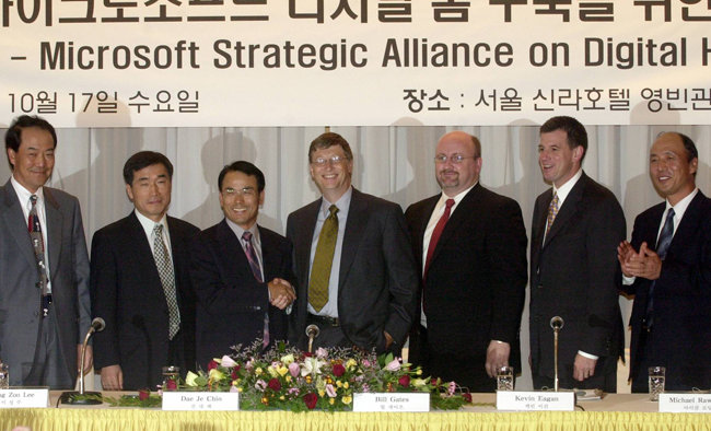 2001년 10월 17일 삼성전자와 마이트로소프트가 서울 장충동 신라호텔에서 디지털홈 구축을 위한 전략적 기술제휴를 체결했다. 이날 조인식에는 빌 게이츠 마이크로소프트 회장(가운데)이 직접 참석했다. [동아DB] 