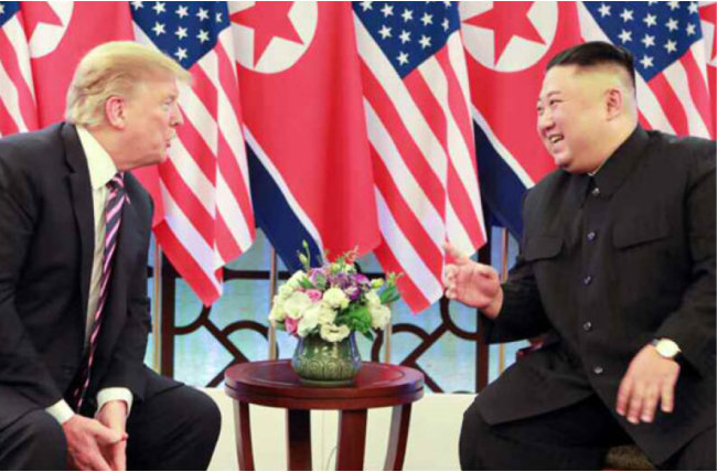 2019년 2월 베트남 하노이에서 김정은 북한 노동당 총비서와 도널드 트럼프 당시 미국 대통령이 정상회담을 하고 있다. [뉴시스]