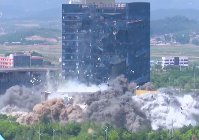 2020년 6월 17일 조선중앙통신이 하루 전 남북공동연락사무소를 폭파했다고 보도했다. [뉴시스]