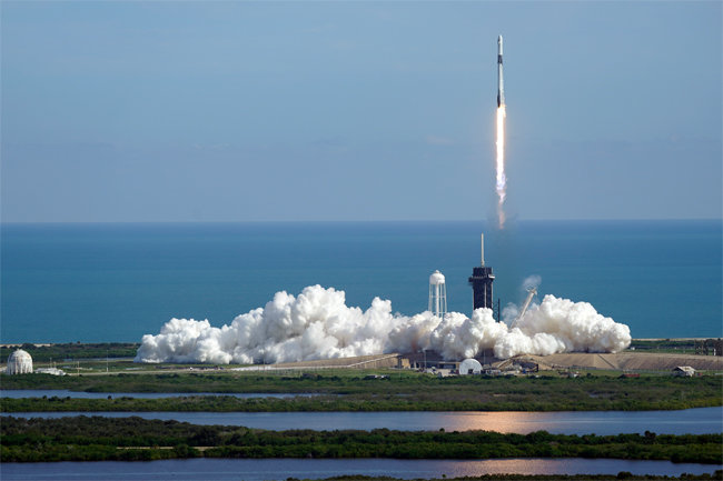 2020년 12월 6일 스페이스X ‘팰컨9’ 로켓이 플로리다주 케이프커내버럴 미국 항공우주국(NASA) 케네디우주센터 발사장에서 이륙하고 있다. [AP 뉴시스]