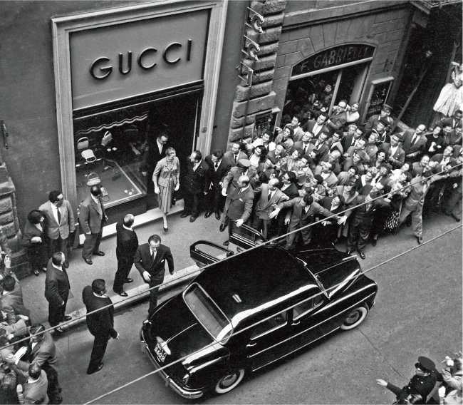 1938년 이탈리아 로마에 처음 오픈한 구찌 매장. 사진은 1959년 매장을 방문한 그레이스 켈리를 보기 위해 인파가 몰려든 모습을 포착했다. [Gettyimage]