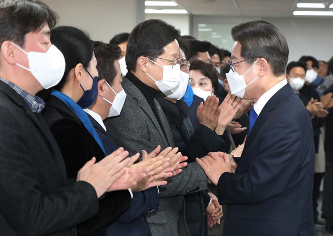대선에서 패배한 이재명 더불어민주당 후보(오른쪽)가 3월 10일 서울 여의도 중앙당사에서 열린 선거대책위원회 해단식에 참석해 도열한 의원들의 손을 잡으며 감사를 전하고 있다. [사진공동취재단]
