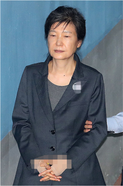 2017년 5월 23일 박근혜 전 대통령이 서울중앙지법에서 열린 첫 재판에 출석하고 있다. [뉴스1]