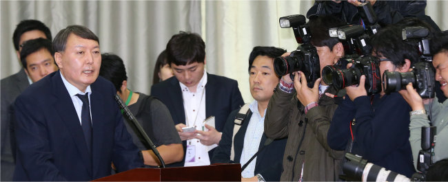 2013년 10월 21일 윤석열 당시 여주지청장이 서울 서초구 서초동 서울고등검찰청에서 열린 법사위 국정감사에 참석했다. 이날 그는 “국정원에 대한 수사 초기부터 외압이 있었다”고 주장하며 이른바 ‘항명 파동’을 일으켰다.