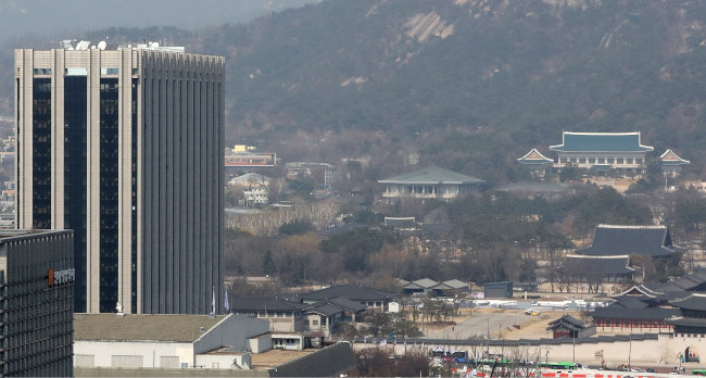 서울 중구 프레스센터에서 종로구 청와대와 정부서울청사가 한눈에 보이고 있다. [뉴스1]