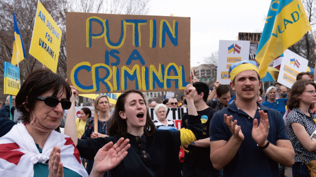 3월 6일 미국 백악관 밖에서 시민들이 러시아의 우크라이나 침략을 규탄하는 집회를 벌이고 있다. [AP 뉴시스]