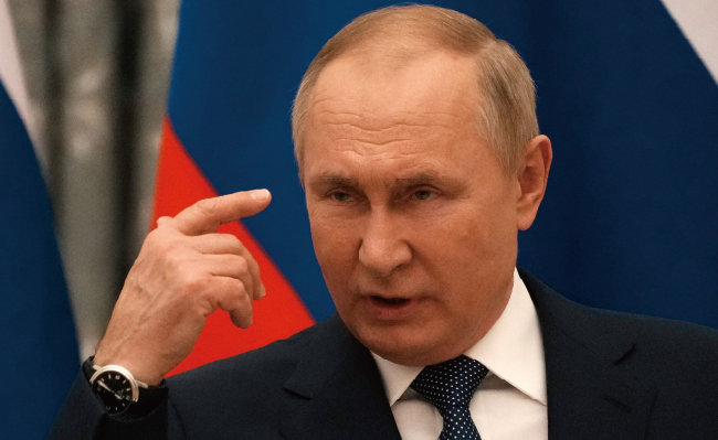 블라디미르 푸틴 러시아 대통령은 우크라이나의 단호한 저항과 국제사회의 제재에 직면했다. [AP 뉴시스]