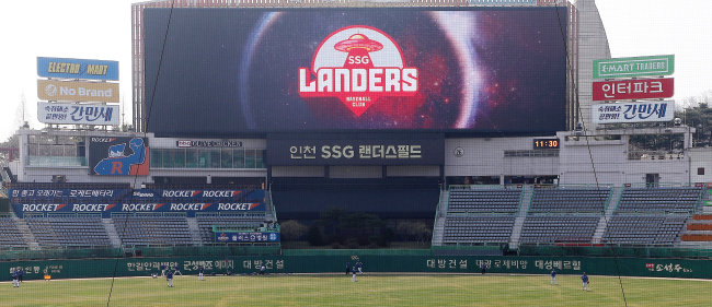 지난해 3월 SK구단을 인수한 신세계그룹 이마트는 구단의 새 이름을 ‘SSG 랜더스(Landers)’로 정했다. 사진은 인천 SSG랜더스필드 전광판에 SSG 랜더스 로고가 송출되는 모습. [뉴스1]