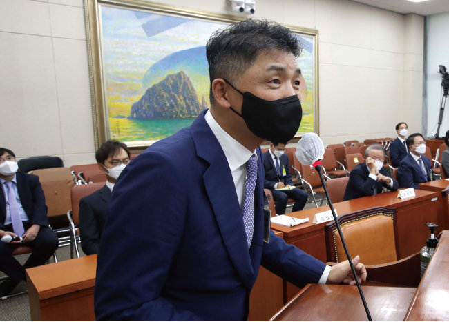 김범수 카카오 의장이 지난해 9월 서울 여의도 국회에서 열린 국정감사에 증인으로 출석해 발언하고 있다. [뉴스1]