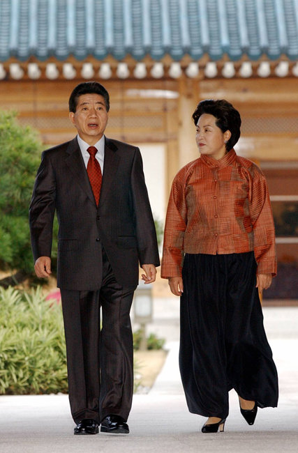 2003년 11월 19일 노무현 당시 대통령이 부인 권양숙 여사의 배웅을 받으며 관저를 나서고 있다. [동아DB]