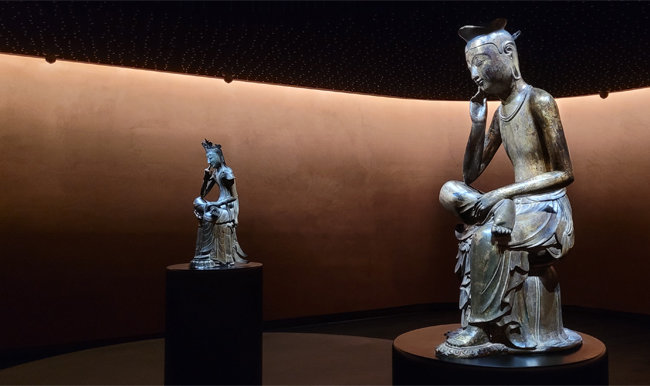 국립중앙박물관 ‘사유의 방’에 놓인 2개의 금동미륵보살반가사유상. 왼쪽이 6세기 후반, 오른쪽은 7세기 전반 만들어졌다. [국립중앙박물관]