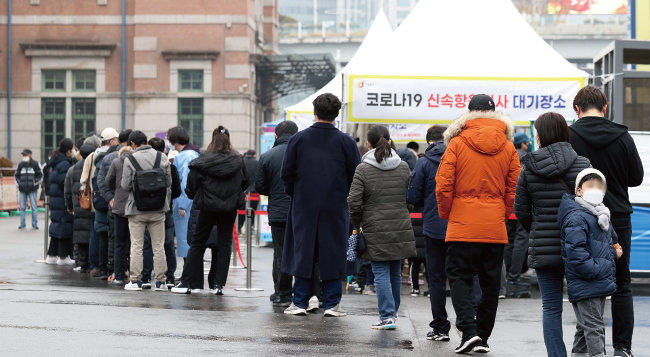 코로나19 검사를 위해 서울역 임시선별검사소에 시민들이 줄지어 서 있다. [뉴시스]