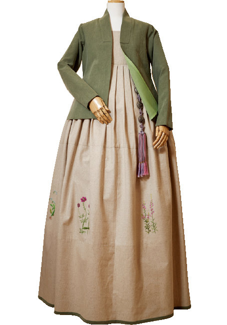 마직류 천을 이용해 한복을 현대적으로 해석한 작품. 치마의 꽃은 ‘마편초’다. ‘늘 자신을 경계하라’는 의미로 수놓았다.