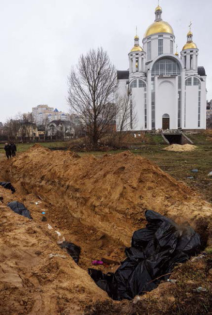4월 7일 우크라이나 부차의 한 성당 앞 공동묘지에 숨진 주민들의 시신이 비닐백에 담겨 있다.