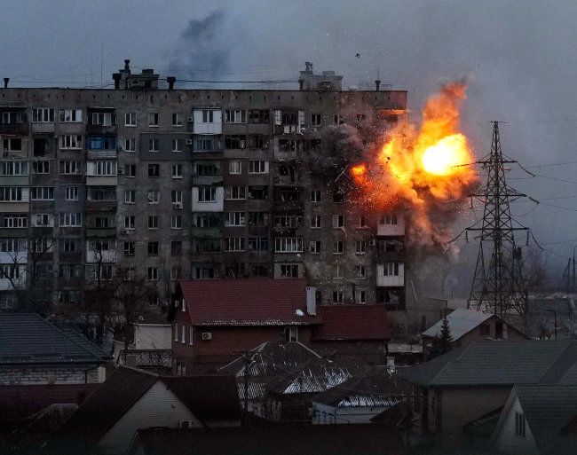 3월 11일 우크라이나 마리우폴의 한 아파트가 러시아군 전차의 포격으로 폭발하고 있다. [뉴시스]
