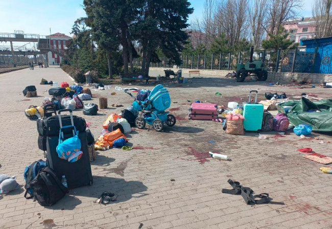 4월 8일 공개된 우크라이나 크라마토르스크 기차역 미사일 공격 현장. 볼로디미르 젤렌스키 우크라이나 대통령이 텔레그램에 공개한 사진으로, 5명의 어린이를 포함해 최소 50명이 사망한 것으로 전해졌다. [뉴시스]