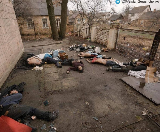 4월 4일 우크라이나 부차의 한 건물 옆 공터에서 손이 뒤로 묶이고, 옷이 벗겨진 채 총살당한 신이 발견됐다. 우크라이나 국방부는 ‘차마 눈뜨고 볼 수 없는 사진이지만 러시아 군대의 잔혹함을 알리기 위해 SNS에 공개한다’고 밝혔다. [우크라이나 국방부 트위터]