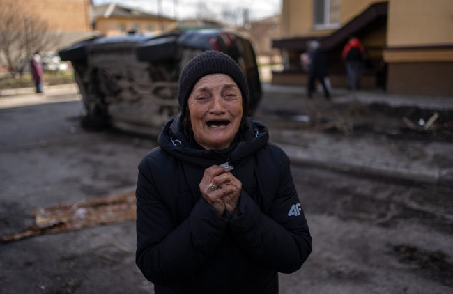 4월 4일 우크라이나 부차에서 남편이 살해되자 여성이 울부짖고 있다. [AP/뉴시스]