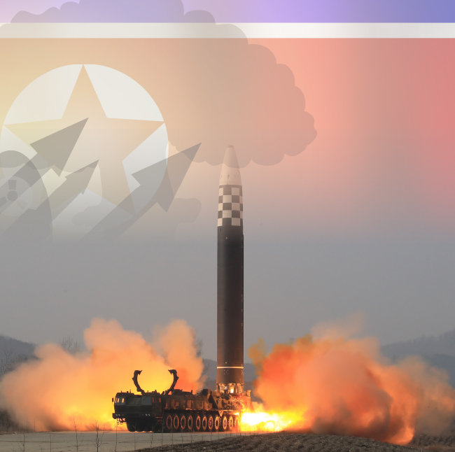 북한이 3월 24일 평양 순안비행장에서 화성-17형 대륙간탄도미사일(ICBM)을 시험 발사했다면서 발사 다음 날 공개한 사진. [동아DB]