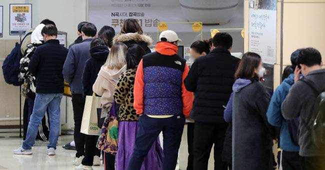 ‘포켓몬 빵’ 열풍에 품절 대란 현상이 벌어지고 있다. 사진은 3월 23일 서울의 한 마트에서 시민들이 ‘포켓몬 빵’을 구하기 위해 ‘오픈런’에 임하고 있는 모습. [뉴스1 ]