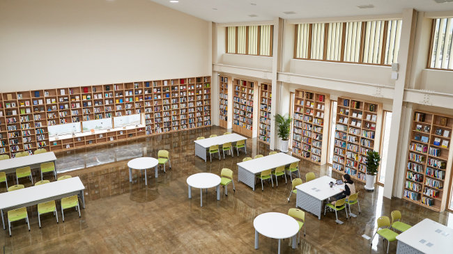 상남관 내부는 K-기업가정신센터 개소에 맞춰 도서관으로 변모했다. [홍중식 기자]