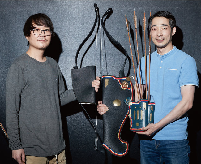 김현기 작가(왼쪽)와 윤여창 대표. 13년 동안 활과 화살처럼 함께하며 작품의 가치를 높이고 있다.