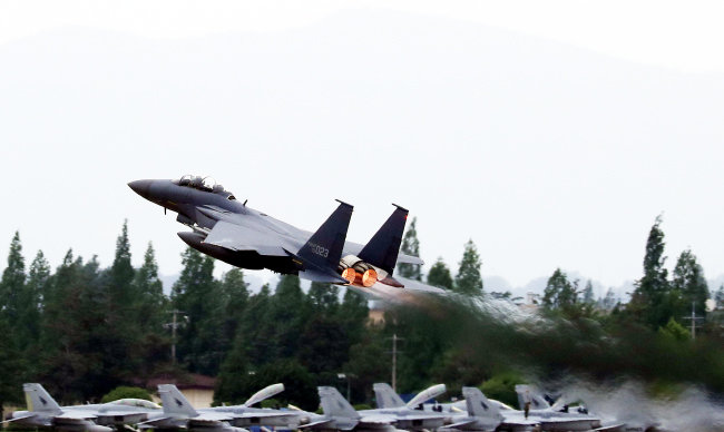 2018년 한미연합공중훈련인 ‘맥스선더’에서 F-15 전투기가 이륙하고 있다. [동아DB]