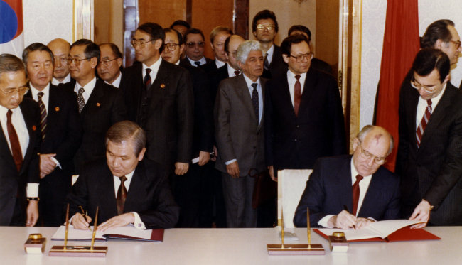 1990년 12월 14일 노태우 당시 대통령(왼쪽)과 미하일 고르바초프 소련 대통령이 ‘모스크바 선언’에 서명하고 있다. 당시 노 대통령은 중국과 소련 등 공산국가와의 관계 정상화를 추진하는 이른바 북방외교 정책을 적극적으로 추진했다. [동아DB]
