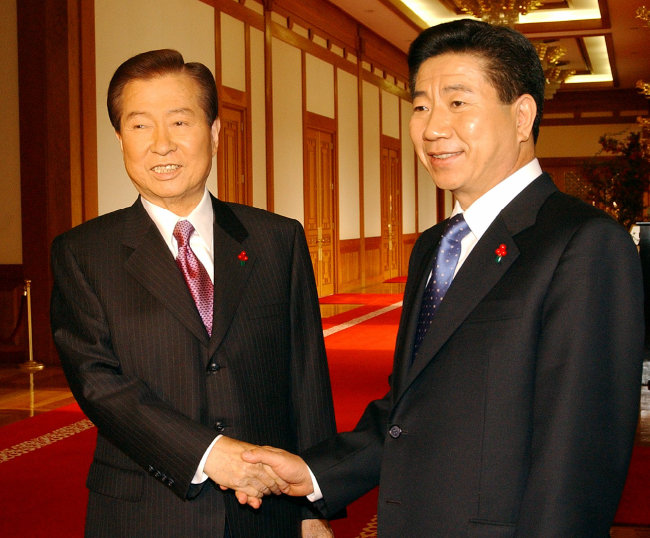 2002년 12월 23일 당시 김대중 대통령과 노무현 대통령 당선인이 청와대에서 밝게 웃으며 악수하고 있다. 두 사람의 대권 도전사(史)는 명분을 갖췄다는 평가를 받았다. [동아DB]
