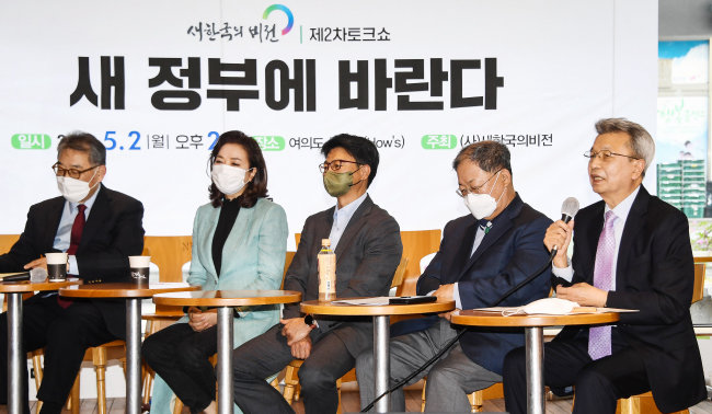 5월 2일 이각범 KAIST 명예교수(맨 오른쪽)가 서울 여의도 한 카페에서 열린 토크쇼 ‘새 정부에 바란다’에서 기조연설을 하고 있다. [뉴스1]