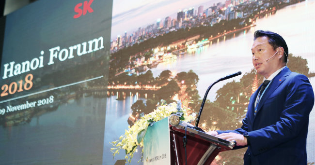 최태원 SK그룹 회장이 2018년 11월 베트남 하노이국립대에서 ‘지속가능한 발전을 위한 기후변화 대응’을 주제로 열린 제1회 하노이포럼에서 축사하고 있다. [SK]