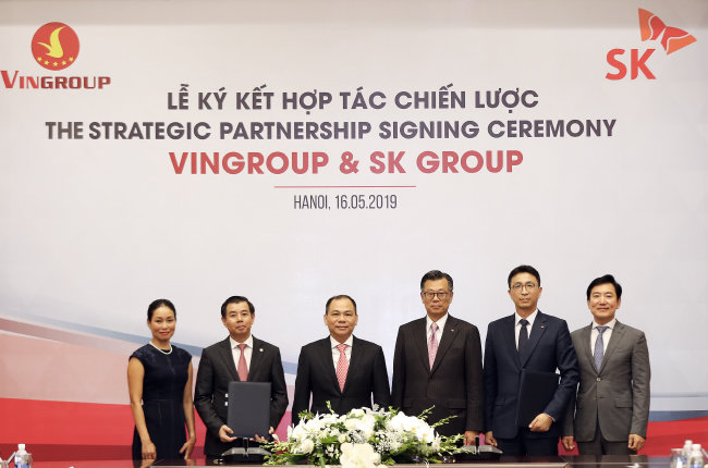 2019년 5월 조대식 SK수펙스추구협의회 의장(오른쪽 세번째)과 응우옌 비엣 꽝(왼쪽에서 두번째) 빈그룹 부회장 겸 CEO가 참석한 가운데 베트남 하노이 빈그룹 본사에서 전략적 파트너십 협약을 체결했다. [SK]