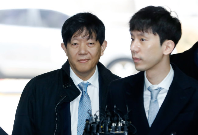 2020년 2월 19일 이재웅(왼쪽) 쏘카 전 대표와 박재욱 현 대표가 서울중앙지방법원에서 열린 ‘타다’ 불법 운영 혐의 1심 선고 공판에 출석하고 있다. [뉴시스]