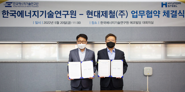 5월 20일 한국에너지기술연구원에서 안동일 현대제철 사장(왼쪽)과 김종남 한국에너지기술연구원 원장이 탄소중립 기술 MOU를 체결하고 기념촬영하고 있다.