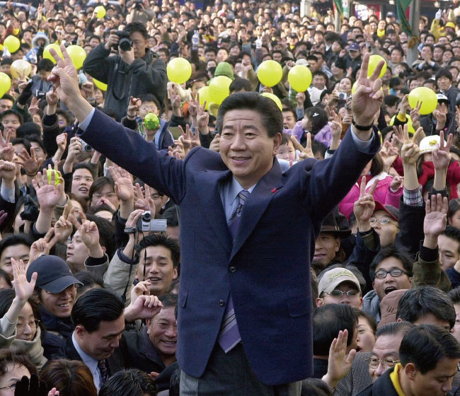 2002년 12월 15일 노무현 당시 민주당 대선후보가 젊은 세대가 운집한 서울 서대문구 신촌현대백화점 앞에서 유세를 하고 있다. [동아DB]