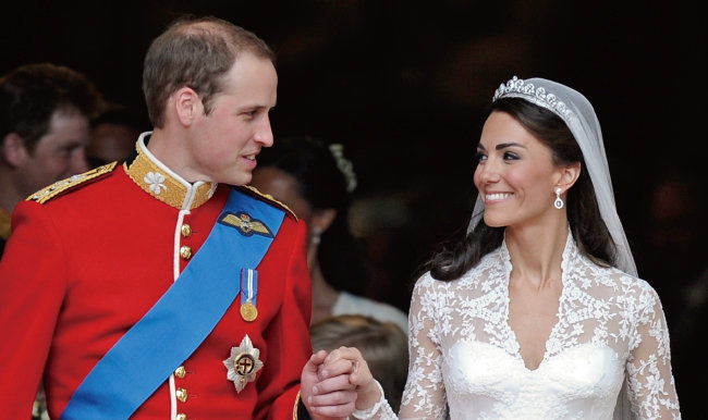  2011년 윌리엄 왕세손과 결혼 당시 케이트 미들턴 왕세손비가 착용해 화제가 된 헤일로 티아라. [뉴시스]