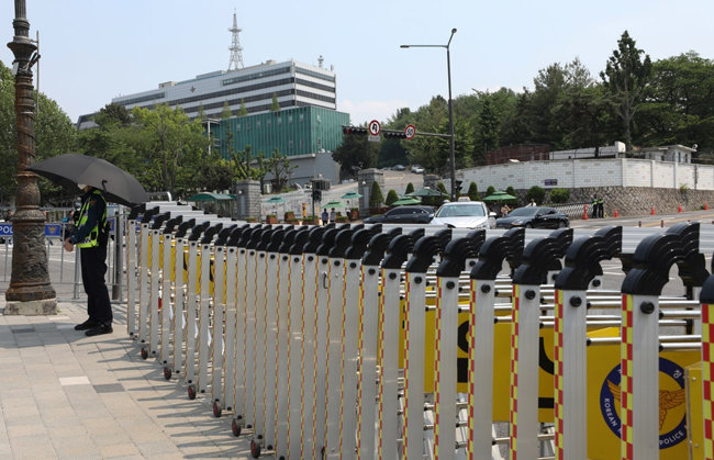 한미 정상회담을 하루 앞둔 5월 20일 서울 용산구 대통령 집무실 인근에 바리케이드가 설치돼 있다. [동아DB]