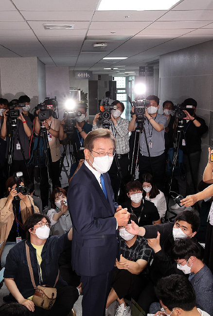 이재명 더불어민주당 의원이 6월 7일 서울 여의도 국회 의원회관 내 의원실로 첫 출근하고 있다. [뉴스1]