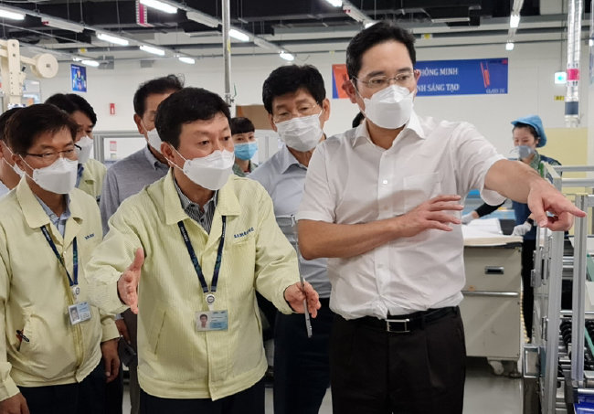 2020년 10월 베트남을 찾은 이재용 삼성전자 부회장이 현지 공장을 둘러보고 있다. [삼성전자]