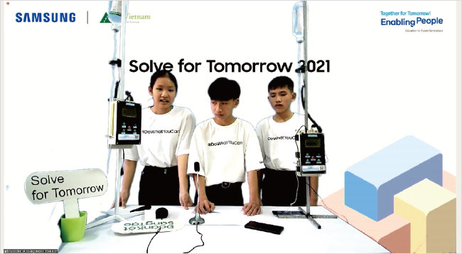 삼성베트남은 2019년부터 ‘삼성 솔브 포 투모로우’ 프로그램을 실시해 창의 인재 발굴에 나섰다. 사진은 2021년 대회에 참여한 학생 팀이 최종 발표를 하는 모습. [삼성전자]