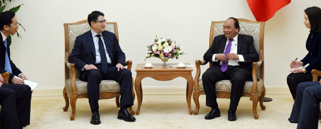 2018년 조현준 효성 회장이 응우옌 쑤언 푹 당시 총리(현 국가주석)를 면담하고 있다. [효성]
