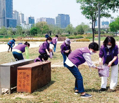 서울 서남아리스는 4월 28일 영등포구 양평동 안양천 일대에서 환경 정화 봉사 활동을 진행했다. [서남아리스]