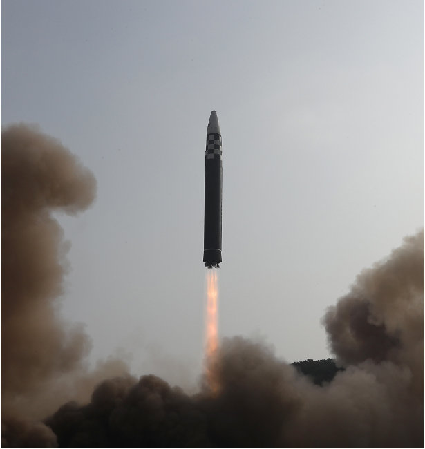 북한은 5월 25일 ICBM급 미사일과 단거리탄도미사일을 짧은 시간차를 두고 3발 발사했다. [동아DB]