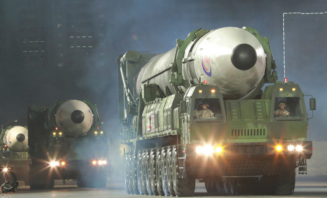 4월 25일 조선인민혁명군 창건 90주년을 맞은 열병식에서 북한이 공개한 신형 대륙간탄도미사일(ICBM) ‘화성-17형’. [조선중앙통신]