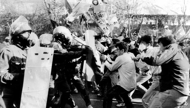 1991년 4월 26일 명지대 학생 강경대가 백골단의 쇠파이프에 맞아 사망한 ‘강경대 폭행치사 사건’은 학생 시위에 불을 붙였다. 사진은 당시 학생과 전경이 격렬히 대립하고 있는 모습. [동아 DB]