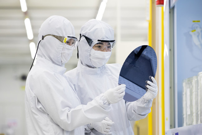 경기 화성시 삼성전자 반도체 공장에서 엔지니어들이 웨이퍼를 살펴보고 있다. [삼성전자 제공]
