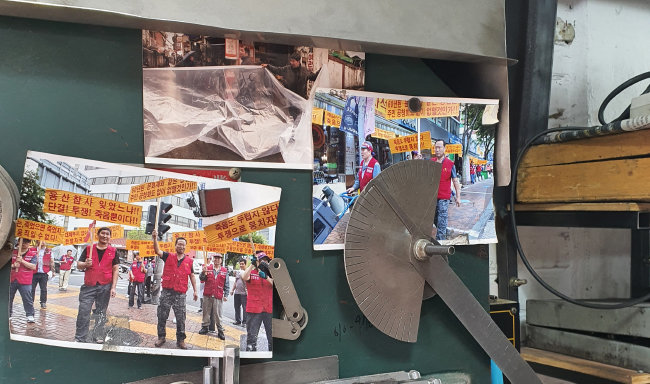 2018년 철거 반대 시위 당시 사진작가 신희옥 씨가 찍은 사진들, 왼쪽 사진 가운데 피켓을 가장 높이 들고 있는 남성이 김영남(71) 씨다. [진현준]